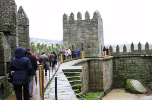 Clientes dos Espaços de Convívio visitam monumentos em Guimarães