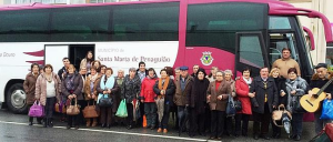 Clientes dos Espaços de Convívio tiram foto de grupo junto a autocarro em viagem até Guimarães