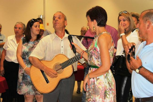 15º Aniversário da A2000 - Cliente dos Espaços de Convívio canta enquanto toca viola