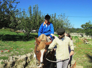 Oficina dos Sorrisos - XVII Jogos sem Fronteiras - Atividade de equitação com cliente montado a cavalo