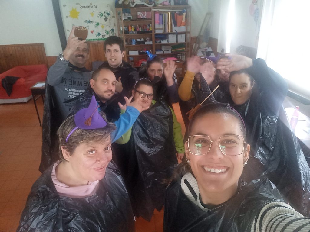 Clientes e técnicos do CAARPD celebram Halloween em sala mascarados